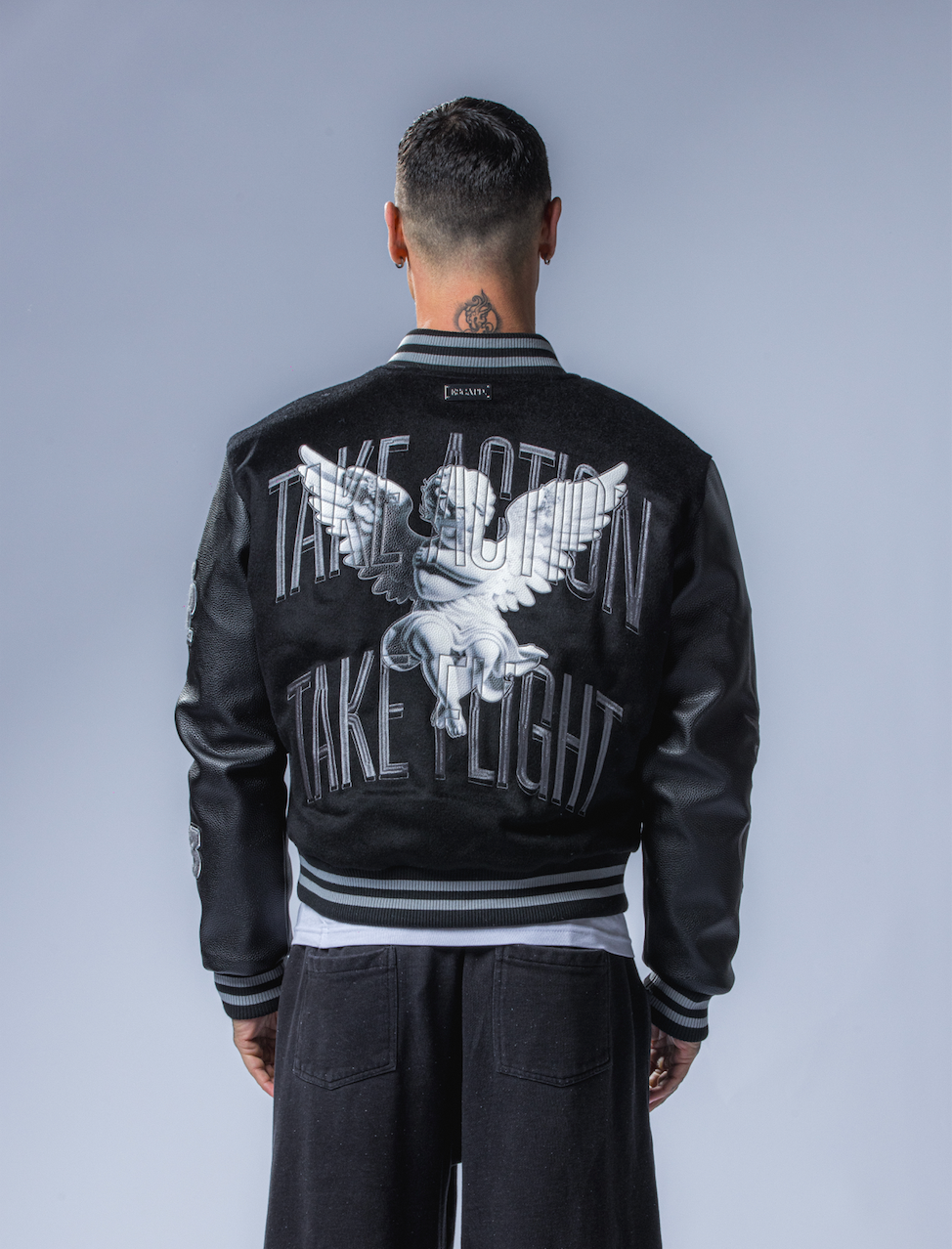 Model is 5’11 / 180cm and wears a size M