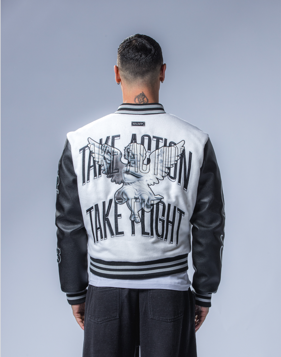 Model is 5’11 / 180cm and wears a size M