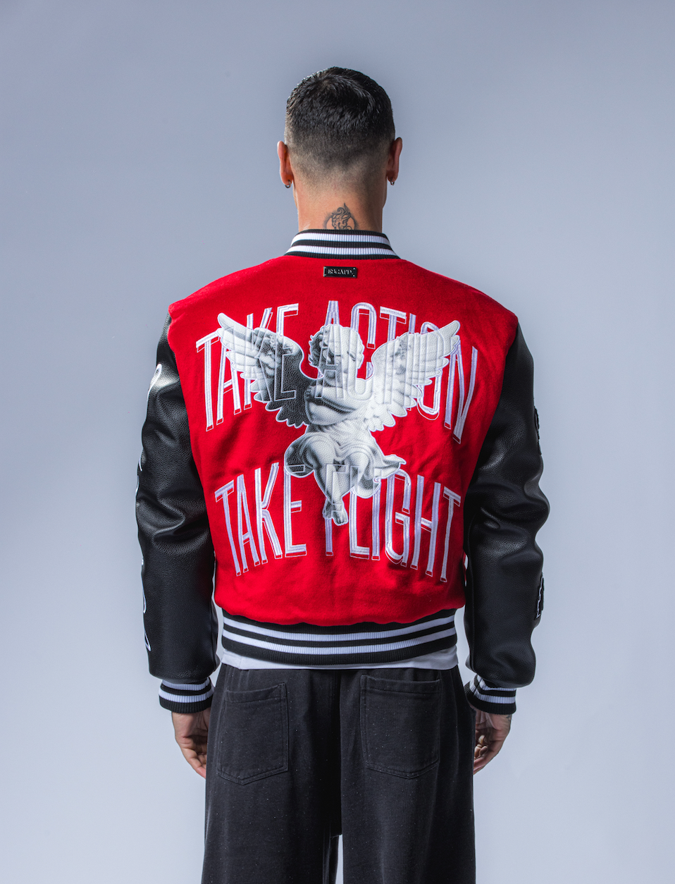 Model is 5’11 / 180cm and wears a size M