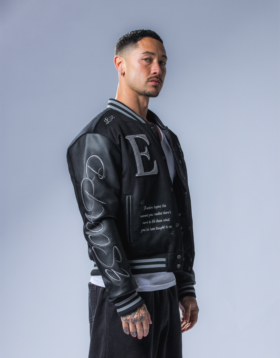 Model is 5’11 / 180cm and wears a size M
