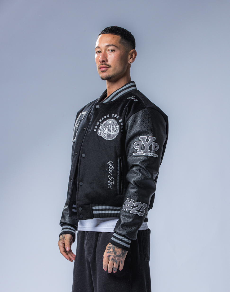 Model is 5’11 / 180cm and wears a size M
