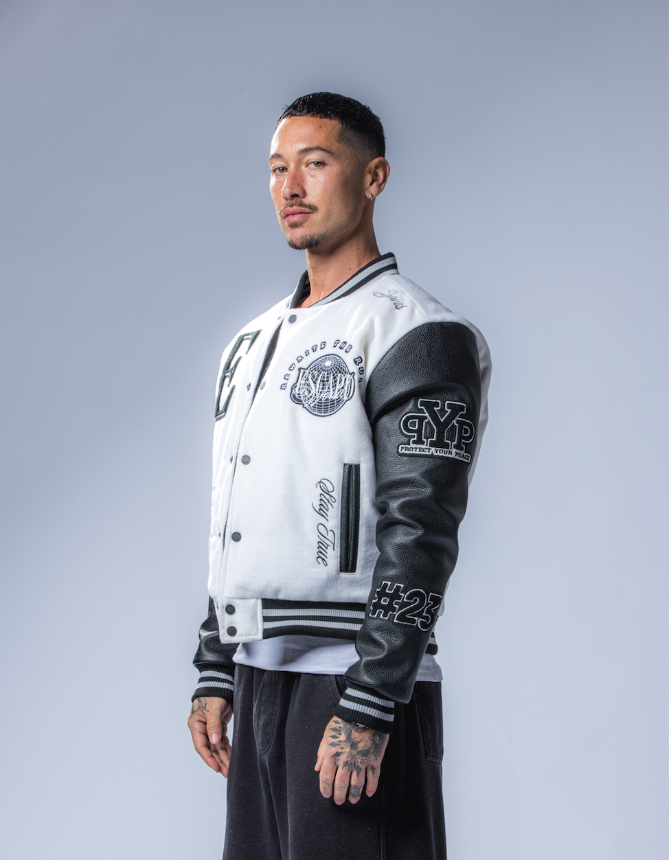Model is 5’11 / 180cm and wears a size M
