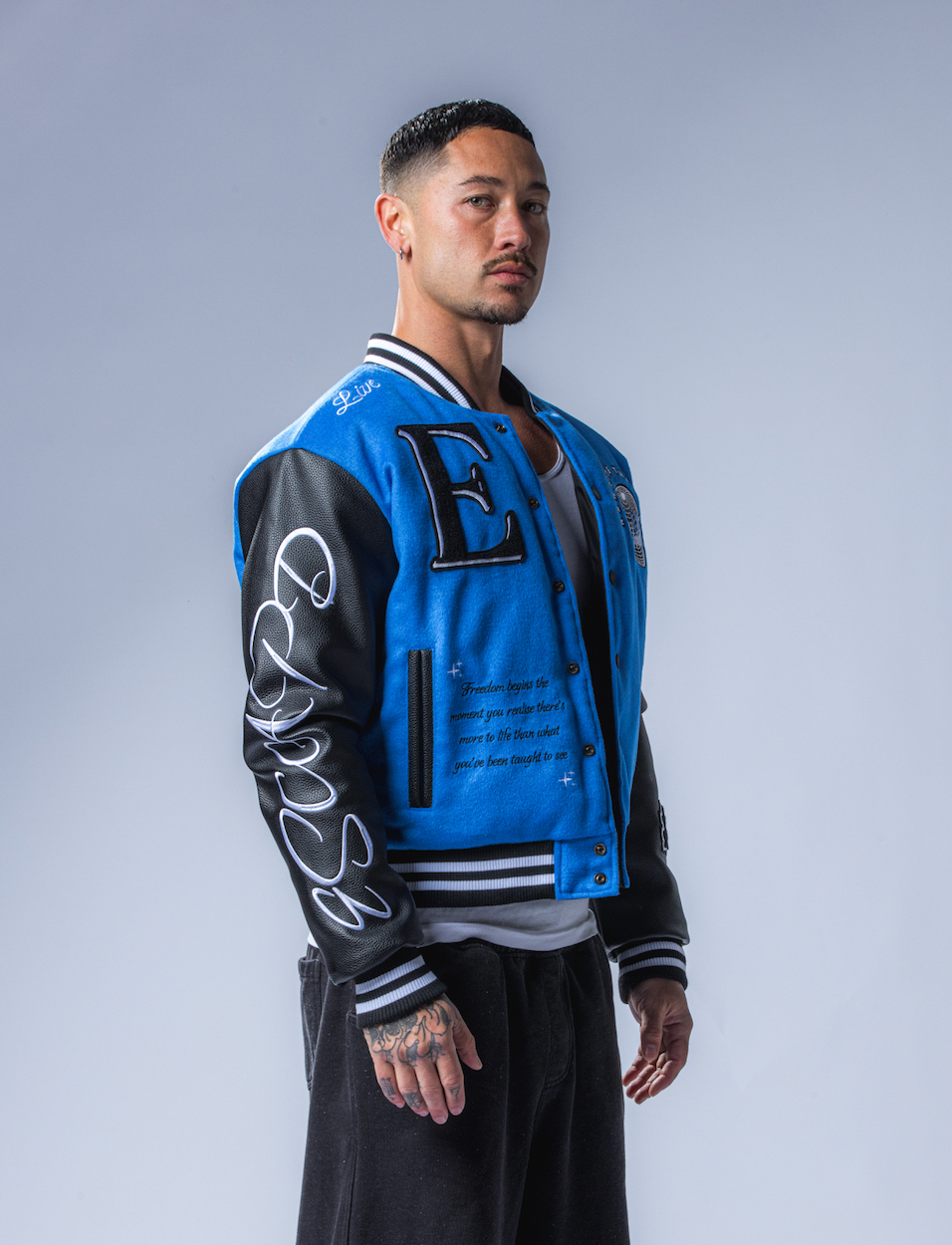 Model is 5’11 / 180cm and wears a size M
