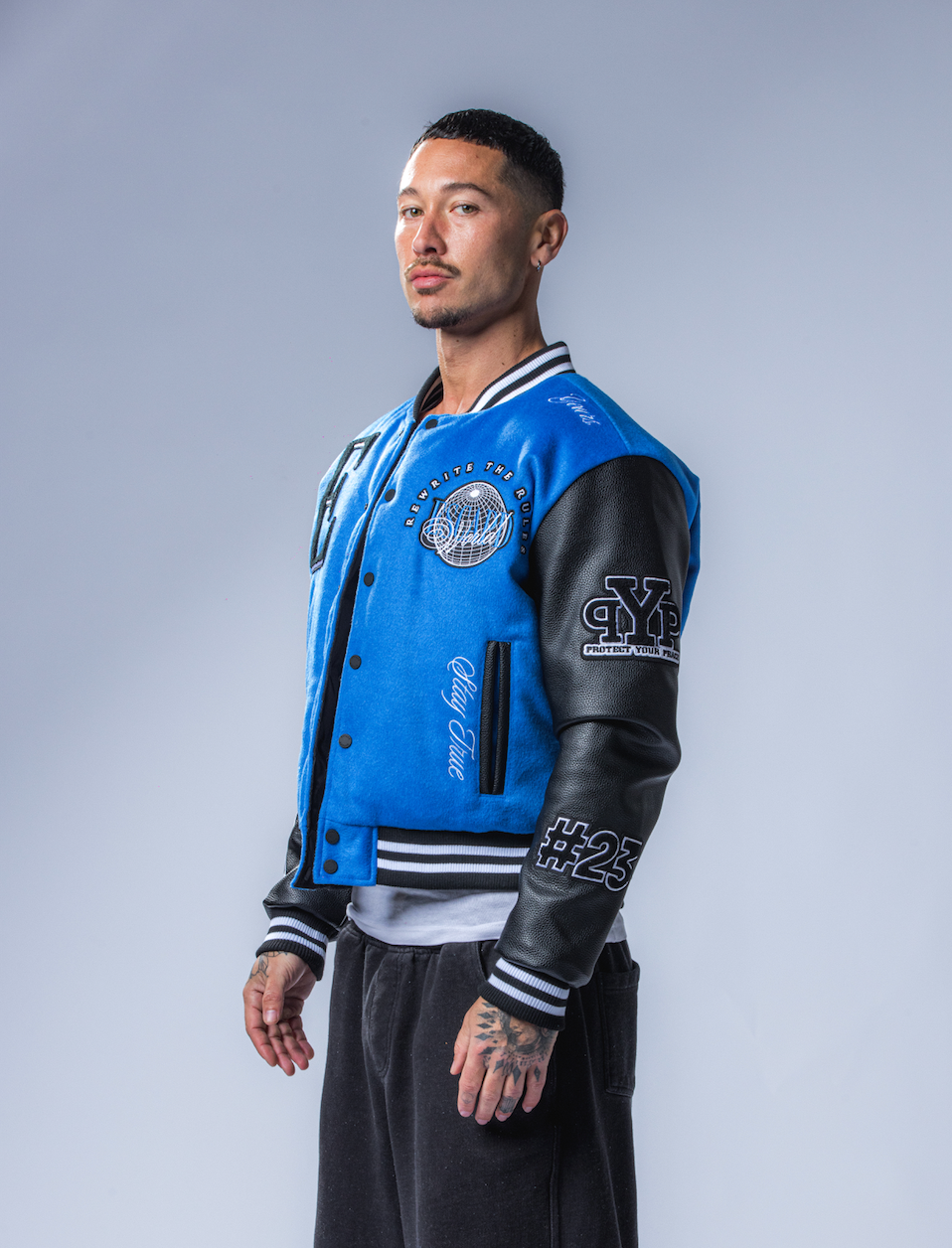 Model is 5’11 / 180cm and wears a size M
