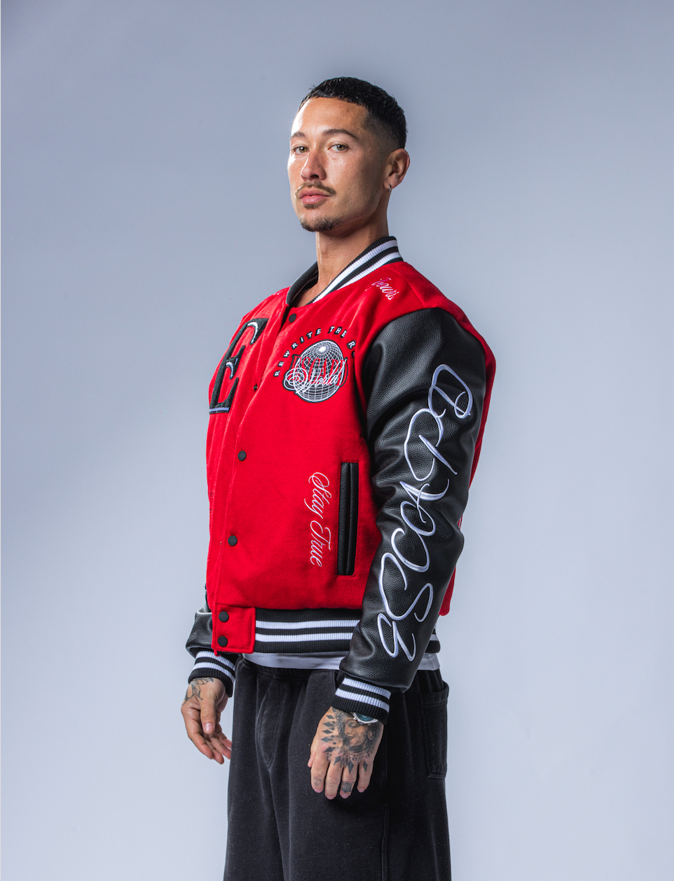 Model is 5’11 / 180cm and wears a size M
