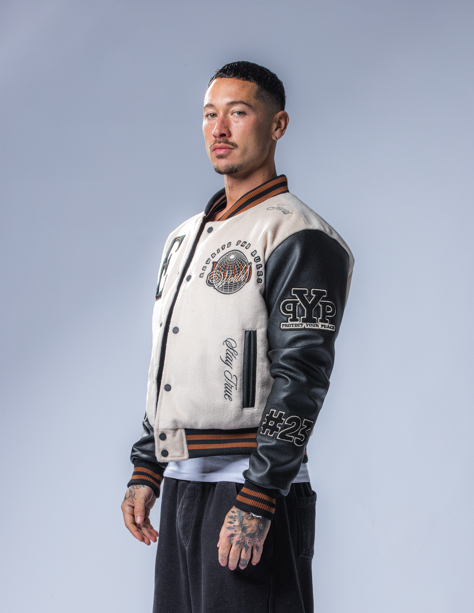 Model is 5’11 / 180cm and wears a size M

