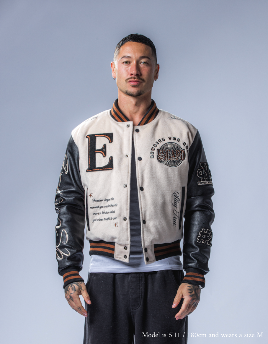 Model is 5’11 / 180cm and wears a size M
